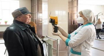 Работа, «больничные» и изоляция лиц 65 + в России